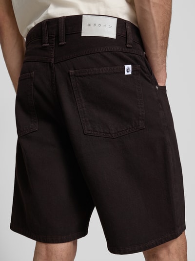Männermodel trägt Straight Fit Shorts in Denim-Optik Modell 'Tyrell' von Edwin, Reine Baumwolle, 5-Pocket-Design, Knopf- und Reißverschluss, Ganzkörperansicht Rückansicht.