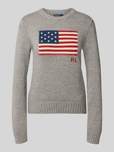 Produktfoto, Regular Fit Strickpullover aus reiner Baumwolle von Polo Ralph Lauren in Grau mit amerikanischer Flagge und grober Strickstruktur