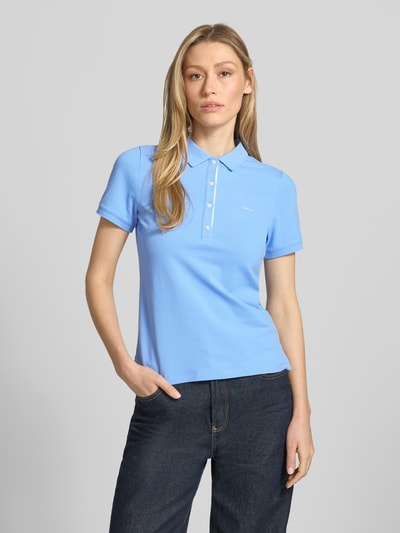 Vrouwenmodel draagt Slim Fit Poloshirt met Label-Stitching van Gant, mix van katoen en elastaan, knoopsluiting, ruglengte maat S: 59 cm, slim fit, lichtblauw, voorkant, volledige lichaamsweergave.