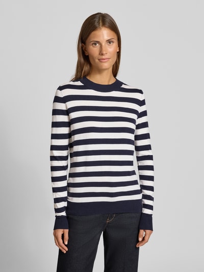 Frauenmodel trägt Strickpullover mit Rundhalsausschnitt von Christian Berg Woman, Viskose-Mix, tailliert, navy-weiß gestreift, Ganzkörperansicht von vorne.