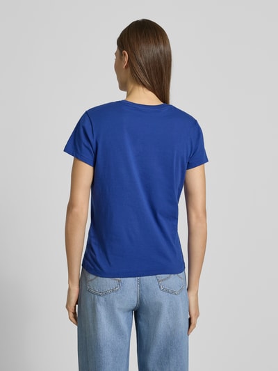 Vrouwenmodel draagt T-Shirt met Label-Stitching van Polo Ralph Lauren in blauw katoen, regular fit, geribde ronde hals, volledige rugaanzicht.