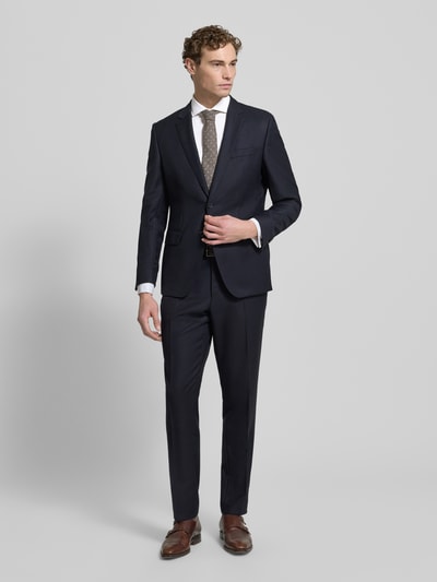 Männermodel trägt Regular Fit Businesshemd aus Twill von Jake*s in Weiß, Baumwolle, kołnierzyk typu cutaway, listwa guzikowa, mankiet francuski, łatwa pielęgnacja, Ganzkörperansicht von vorne