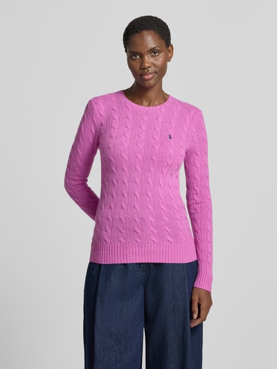 Frauenmodel trägt Regular Fit Pullover aus Woll-Kaschmir-Mix 'JULIANNA' von Polo Ralph Lauren in Pink mit Strickstruktur, Damen Langarmshirt, Nahaufnahme Oberkörper.
