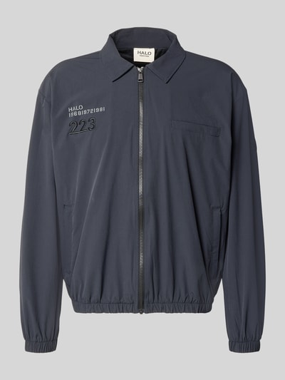 Produktfoto, Regular-Fit Hemdjacke mit Logo Modell 'HALO MOVE' von HALO in dunklem Blau, Umlegekragen, Reißverschluss, glatte Textur, Rückenlänge 66 cm, Ärmellänge 61 cm.