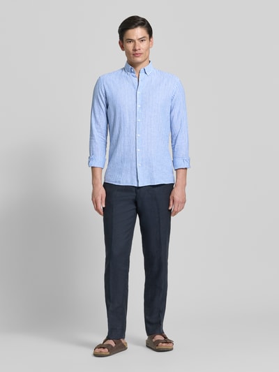 Männermodel trägt Slim Fit Freizeithemd aus Leinen-Mix Modell 'Stone' von CINQUE, gestreift, Button-Down-Kragen, Langärmelig, Ganzkörperansicht von vorne.