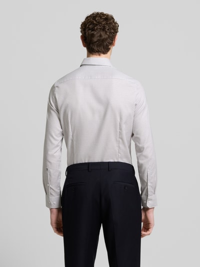 Męski model nosi Slim Fit Business Koszula z bawełny z kołnierzykiem typu button down marki Seidensticker, drobna krata, długość tyłu 78 cm, szerokość ramion 42 cm, długość rękawów 65 cm, widok całej sylwetki od tyłu.