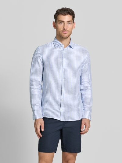 Männermodel trägt Slim Fit Business-Hemd mit Kentkragen von SEIDENSTICKER, reines Leinen, Allover-Look, Blau-Weiß, Ganzkörperansicht von vorne. Rückenlänge 76 cm, Schulterbreite 40 cm, Ärmellänge 76 cm bei Größe 40.