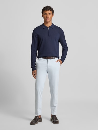 Männermodel trägt Slim Fit Schmale Hose aus Baumwoll-Mix Modell 'KAITON1' von BOSS in Weiß, unifarben, Ganzkörperansicht von vorne.