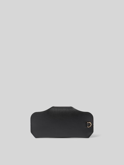 Produktfoto, Sonnenbrillenetui aus Leder von Victoria Beckham in Schwarz mit beschichtetem Leder, Tragehenkel, Überschlag, Label-Detail und Hauptfach, minimalistisches Design mit glatter Oberfläche und goldfarbenem Akzent.