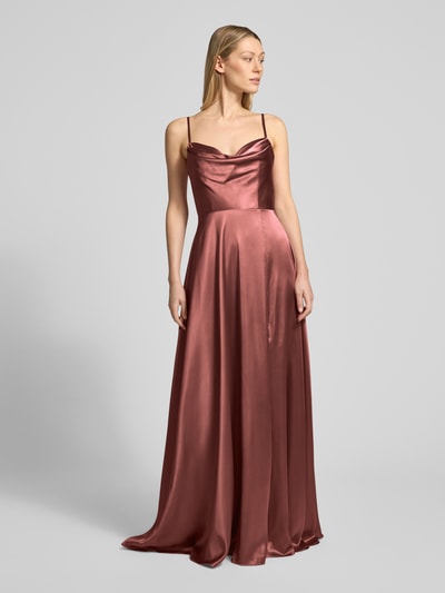 Frauenmodel trägt Regular Fit Abendkleid mit Gehschlitz von Luxuar aus glänzendem Satin in Altrosa, taillierte A-Linie mit Spaghetti-Trägern, Ganzkörperansicht von vorne.