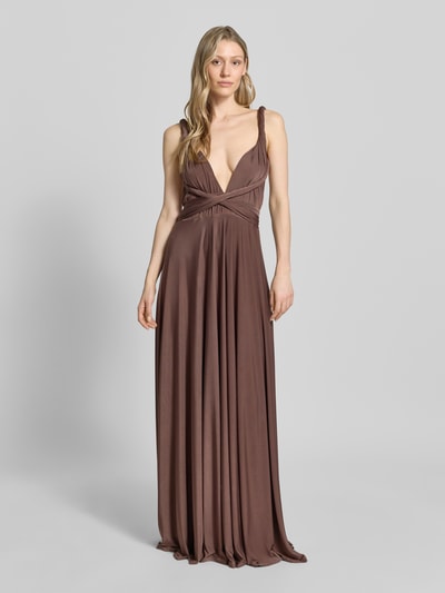 Vrouwenmodel draagt Maxikleid mit tiefem V-Ausschnitt van Rose Avenue, getailleerd model, gekruiste bandjes, tailleband, ruglengte maat S 135 cm, Ganzkörperansicht von vorne.