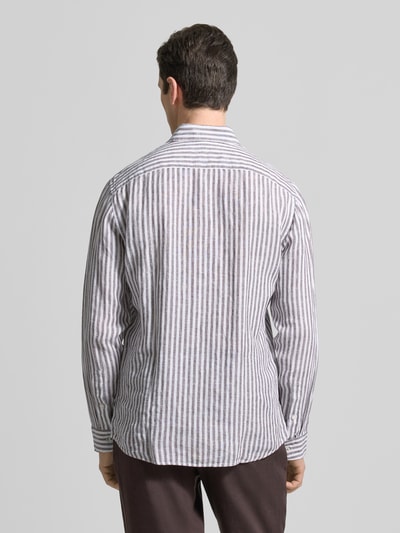 Männermodel trägt Modern Fit Freizeithemd aus reinen Leinen Modell 'Daniel' von Brax in Grau-Weiß mit Streifenmuster, Ganzkörperansicht Rückansicht. Herrenhemd mit Button-Down-Kragen und Knopfleiste, Leinenstruktur sichtbar.