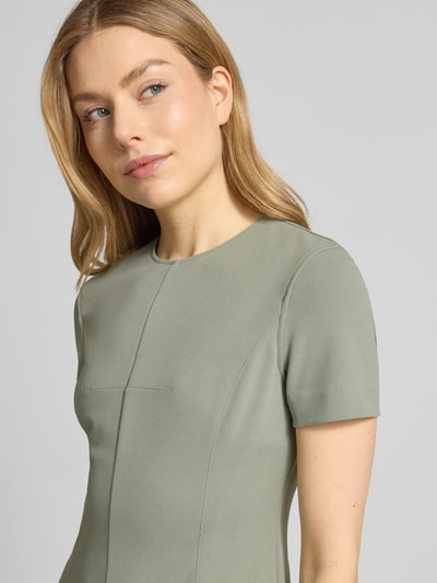 Kobiece modelka nosi Knielanges Etuikleid mit Rundhalsausschnitt von Calvin Klein Womenswear, materiał z domieszką stretchu, prosty krój, długość do kolan, okrągły dekolt, długość tyłu w rozmiarze S: 92 cm, szerokość w rozmiarze S: 43 cm, długość rękawa w rozmiarze S: 19 cm, jasnoszary kolor, gładka tekstura, zbliżenie na górną część ciała