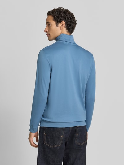Männermodel trägt Regular Fit Langarmshirt mit Rollkragen Modell 'Pima' von RAGMAN, reine Baumwolle, Rückenlänge 68 cm, Ganzkörperansicht Rückansicht.