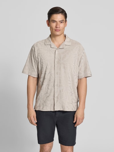Männermodel trägt Regular Fit Freizeithemd aus Baumwoll-Mix Modell 'WE_FLOWER' von BOSS Orange, unifarben, kurzarm, Frottee, Ganzkörperansicht von vorne.