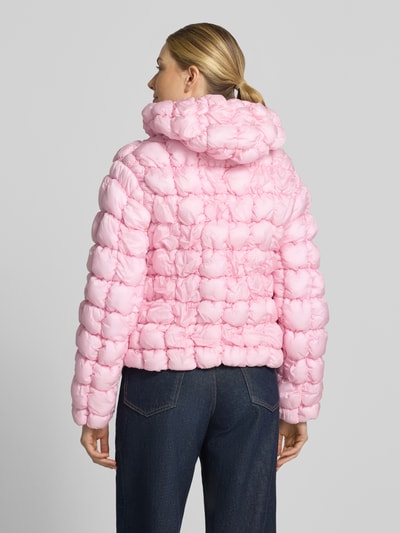 Vrouwenmodel draagt Jacke mit Kapuze und Label-Patch Modell 'TORY' van Frieda & Freddies in lichtroze met recht model, gewatteerde textuur, labelpatch, capuchon, drukknoopsluiting en ritssluiting, ruglengte maat 36: 55 cm, schouderbreedte: 48 cm, borstwijdte: 45 cm, mouwlengte: 60 cm, Ganzkörperaanzicht achteraan.