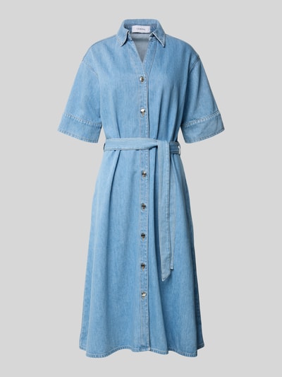Produktfoto, Midikleid in Denim-Optik mit Lyocell-Anteil von Comma, taillierte Passform, Baumwoll-Lyocell-Mix, Umlegekragen, Halbarm, durchgehende Knopfleiste, V-Ausschnitt, abnehmbares Taillenband, blau, glatte Textur.