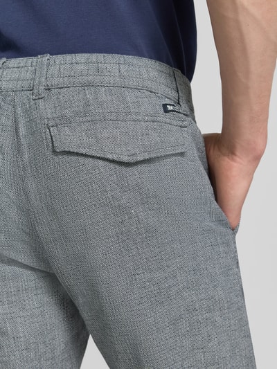 Männermodel trägt Regular Fit Chino aus Baumwoll-Leinen-Mix Modell 'PHOENIX' von s.Oliver RED LABEL, Melange-Optik, Nahaufnahme Rückansicht.