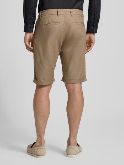 Männermodel trägt Chino-Shorts mit Tunnelzug Modell 'DAWSON' von Lerros aus Baumwoll-Leinen-Mix, Regular-Fit, beige, Ganzkörperansicht Rückansicht.