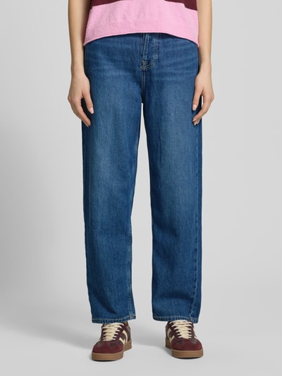 Kobiece modelka nosi jeansy Tapered Fit z mieszanki bawełny model 'ADDISON' od Pepe Jeans, denim, krój tapered fit, wysoki stan, naszywka z logo, zapięcie na guzik i ukrytą listwę guzikową, 5 kieszeni, splot twill. Całkowite ujęcie przodu.