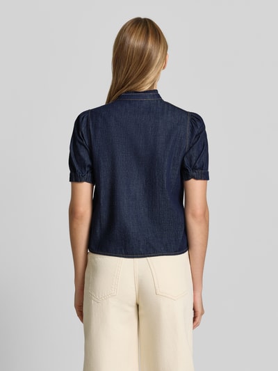 Männermodel trägt Regular Fit Jeansbluse mit Brusttaschen von More & More, ciemnoniebieski jeans, bawełna, stójka, zapięcie na guziki, kieszenie na piersi, długość pleców w rozmiarze 36: 52 cm, długość rękawa w rozmiarze 36: 25 cm, całkowity widok z tyłu