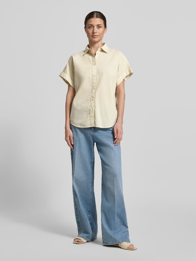 Kobiece modelka ma na sobie Regular Fit Hemdbluse mit Hemdblusenkragen Modell 'Isabel' od ECOALF, bluzka z bawełny, kołnierzyk koszulowy, krój regular fit, krótki rękaw, z pełną listwą guzikową, długość tyłu 74 cm, długość rękawa 16 cm w rozmiarze 36, jasny kolor, gładka struktura, Ganzkörperansicht von vorne.