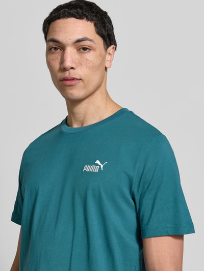 Männermodel trägt T-shirt aus puur katoen van PUMA PERFORMANCE in recht model met ronde hals en labelstitching, Nahaufnahme Oberkörper.