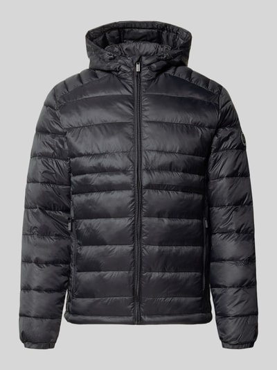 Produktfoto, schwarze Regular Fit Jacke in Stepp-Optik Modell 'KINGSLEY' von JACK & JONES mit Kapuze, Reißverschluss und Eingrifftaschen, Rückenlänge 70 cm, Schulterbreite 45 cm, Brustweite 52 cm, Ärmellänge 67 cm