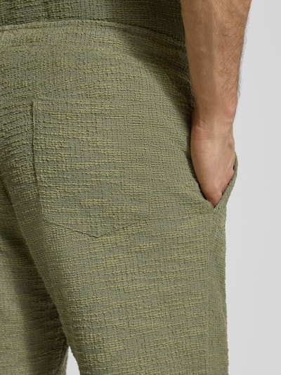 Männermodel trägt Shorts mit elastischem Bund von MCNEAL aus Material-Mix mit Strukturmuster, Regular-Fit, Detailaufnahme Gesäß.