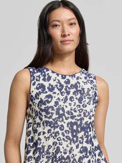 Frauenmodel trägt Stricktop aus Viskose-Mix mit Rundhalsausschnitt von Marc Cain, Allover-Look, Regular Fit, Nahaufnahme Oberkörper.
