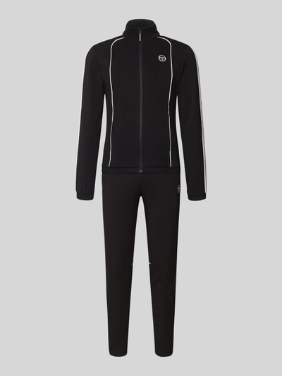 Männermodel trägt schwarzen Slim Fit Tracksuit mit Logo-Stitching Modell 'Egeo' von SERGIO TACCHINI aus elastischem Baumwoll-Mix, Ganzkörperansicht von vorne.