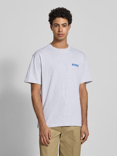 Männermodel trägt Regular Fit T-Shirt mit Motiv-Print Modell 'DRY RIDGE' von Dickies aus reiner Baumwolle, Rundhalsausschnitt, Ganzkörperansicht von vorne.