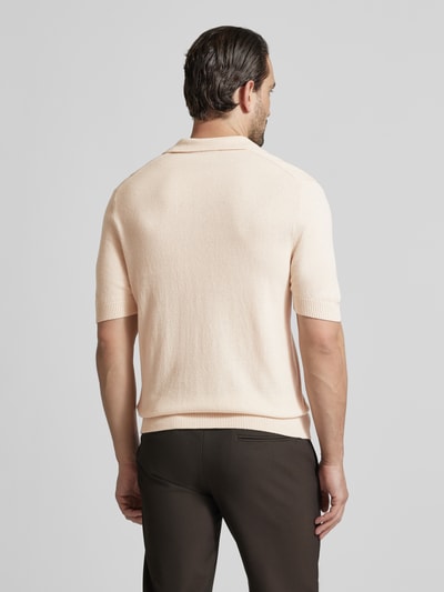 Männermodel trägt Slim Fit Poloshirt mit Kaschmir-Anteil von FTC Cashmere, Baumwoll-Mix, 1/2-Arm, Polokragen, Ganzkörperansicht Rückansicht.