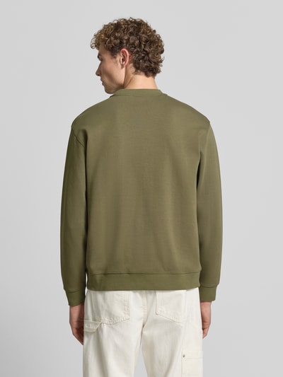 Mannelijk model draagt Slim Fit Pullover uit pure katoen 'TOM' van Selected in olijfgroen, egale stof, Heren sweatshirt, Ganzichaansicht achteraan