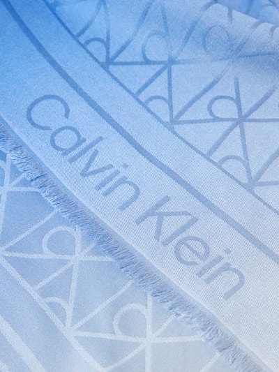 Produktfoto, Tuch aus reinem Modal Modell 'GRADIENT EMBLEM SQUARE' von Calvin Klein, hellblauer Stoff mit Allover-LOGO-Monogramm und Label-Intarsie, weiche Textur