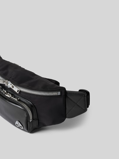 Productfoto, heren heuptasje uit mix van rundleer met logodetail, hoofdvak met ritssluiting, verstelbare draagriem, ritsvak buiten, Bauchtasche aus Rindsleder-Mix van Moose Knuckles, breedte 27 cm, lengte 14 cm, diepte 7 cm