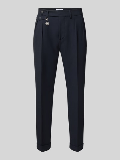 Produktfoto, Slim Fit Hose mit Viskose-Anteil von Manuel Ritz in Dunkelblau, Material-Mix, Motiv-Anhänger, seitliche Pattentasche, metallic Details
