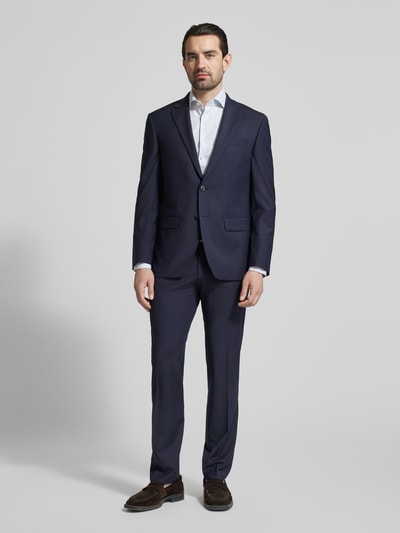 Męski model nosi Slim Fit 2-Knopf-Sakko mit Pattentaschen von HECHTER PARIS, mieszanka żywej wełny z dodatkiem streczu, kołnierz z połami, kieszenie z patką, długość tyłu w rozmiarze 50: 73 cm, szerokość ramion w rozmiarze 50: 46 cm, długość rękawów w rozmiarze 50: 65 cm, kolor granatowy, krój slim fit, gładka tkanina, całe ciało widoczne od przodu.