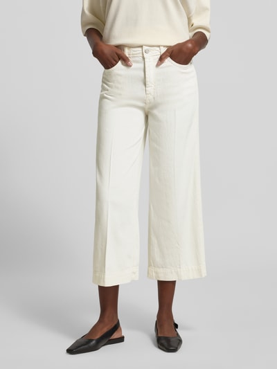 Vrouwenmodel draagt Wide Leg Culotte-jeans uit mix van katoen en lyocell van s.Oliver RED LABEL in effen kleur, steekzakken, labelpatch, studs, trensje opzij, riemlussen, knoop- en ritssluiting, achterzakken, denimmateriaal, korte lengte, high waist pasvorm, cropped look. Ganzkörperansicht van voren.