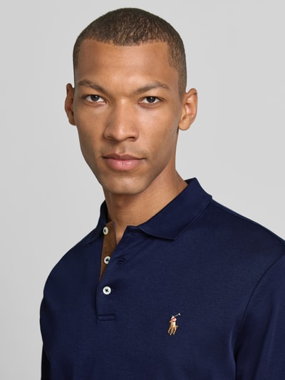 Männermodel trägt Slim Fit poloshirt aus puur katoen von Polo Ralph Lauren in donkerblauw, gladde textuur, Nahaufnahme Oberkörper