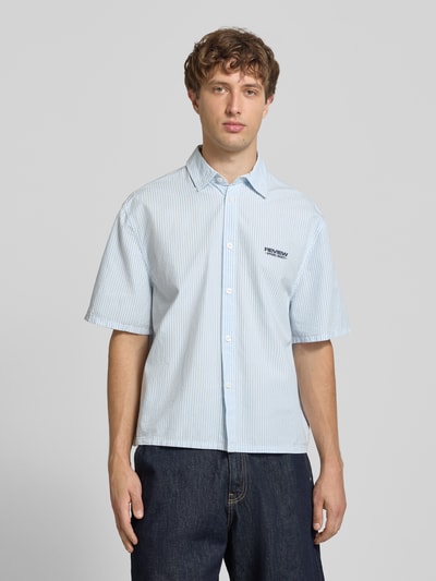 Männermodel trägt Regular Fit Freizeithemd mit 1/2-Arm von REVIEW, feine hellblaue Streifen, reine Baumwolle, Ganzkörperansicht von vorne.