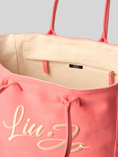 Produktfoto, torba shopper z bawełny Liu Jo White, wyhaftowane logo, główna przegroda z zamkiem błyskawicznym, model 'PLENTIA', kolor różowy, szerokość w rozmiarze 1: 36 cm, długość w rozmiarze 1: 33 cm, głębokość w rozmiarze 1: 17 cm, długość paska na ramię w rozmiarze 1: 60 cm
