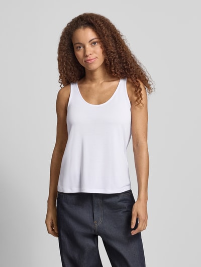 Frauenmodel trägt Relaxed Fit Tank Top aus Modal-Mix Modell 'KAMALA' von Pieces in Weiß, schmale Träger, U-Ausschnitt, Ganzkörperansicht von vorne.