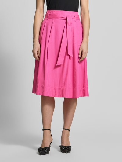 Vrouwenmodel draagt Regular Fit midirok in plooien-look van Christian Berg Woman, puur katoen, met ritssluiting en stoffen band, knalroze. Vooraanzicht lichaamsclose-up.