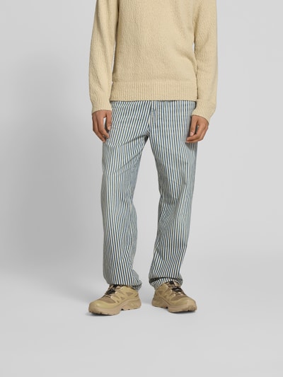 Männermodel trägt Straight Fit Jeans mit Logo-Patch von Closed aus reiner Baumwolle mit Streifenmuster, Eingriffstaschen, Ganzkörperansicht von vorne, Kontext: Herren Jeans von Closed, Reine Baumwolle, Straight Fit, Logo-Patch, Eingriff- und Gesäßtaschen, Knopf- und Reißverschluss, Innenbeinlänge bei Größe 32/32: 80 cm, Bundweite bei Größe 32/32: 42 cm.