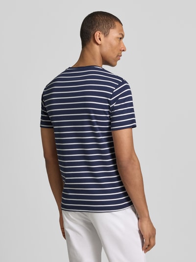 Männermodel trägt Regular Fit T-Shirt aus reiner Baumwolle von Polo Ralph Lauren, Optik:Allover-Muster, Ganzkörperansicht Rückansicht.