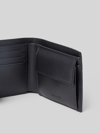 Produktfoto, Portemonnaie aus echtem Leder Modell 'Nomogramme Wallet' von Lacoste für Herren, schwarzes Leder, glatte Textur, Lacoste