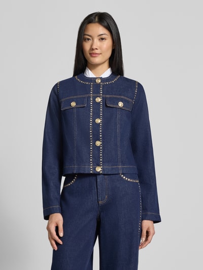 Frauenmodel trägt Jacke aus reiner Baumwolle in Denim-Optik Modell 'Kate' von Liu Jo White, Regular Fit mit Strasssteinbesatz, Ganzkörperansicht von vorne.