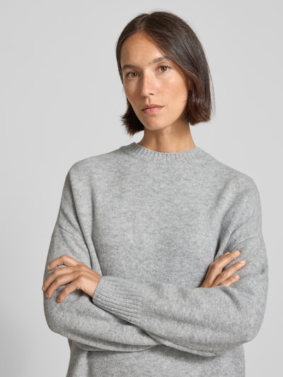 Vero Moda Sweter o kroju relaxed fit z dodatkiem wełny model ‘BOOM’ Jasnoszary 3