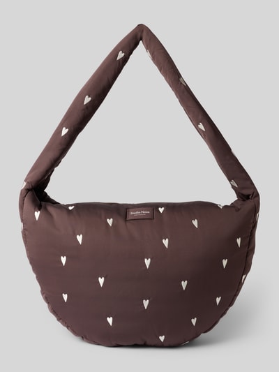 Produktfoto, Handtasche mit Stitchings und Label-Detail von STUDIO NOOS in Braun mit weißen Herzmustern, strukturierte Oberfläche, Reißverschluss, Hauptfach, Schulterriemen, Maße 50x35x11 cm, Länge Schulterriemen 77 cm